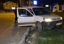 Direksiyonuna geçtiği hafif ticari araçla polisten kaçan çocuk, kaza yapınca yakalandı