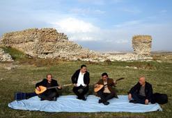 40 yıl önce yüzdükleri alanda, saz çalıp türkü söylediler