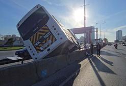 Kadıköy'de hafif ticari araca çarpan servis minibüsü yan yattı