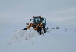 Sivas'ta 46 yerleşim yerinin yolu, kardan kapalı