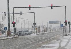 Hakkari'de kar ve tipiye yakalanan 2 minibüsteki 20 kişi kurtarıldı