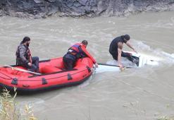 Zap Suyu’na yuvarlanan kamyonettekiler botlarla çıkarıldı: 2 ölü, 2 yaralı
