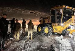 Kar ve tipi nedeniyle mahsur kalan 7 araç ve içindeki 30 kişi kurtarıldı