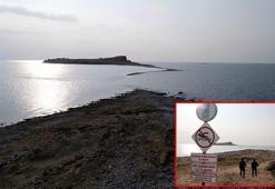 Çarpanak Adası'nda ortaya çıkan antik yola, olası boğulma vakalarına karşı uyarı levhaları asıldı