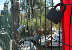 NASA'nın paylaştığı azmakta köprü çitleri, dilek eşyalarıyla doldu