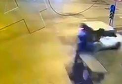 Kavşakta hafif ticari araca çarpan arabaya koşulu at öldü