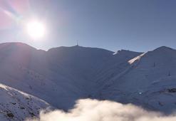 Erzurum’da sağanak dindi, şehir bulut denizine gömüldü