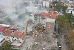 Sındırgı'da hasar gören yüksek katlı binaların riskli bölümleri traşlanıyor