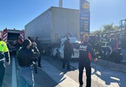 Otomobil, TIR'a arkadan çarptı; öğretmen öldü