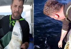 Balıkçı, ağına takılan camgöz köpek balığını yeniden suya bıraktı