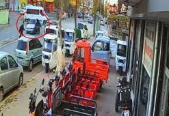 Otomobilin çarptığı elektrikli bisiklet sürücüsü yaralandı; kaza anı kamerada