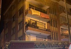 Yanan evde mahsur kalan anne ve oğlu yaralandı