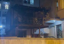 Sultanbeyli'de 2 katlı evin çatısı alev alev yandı