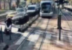 Beyoğlu’nda tramvayın motosiklete çarpma anı kamerada