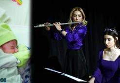 Defne, 17 yıl önce prematüre doğduğu hastanede doktoruyla sahne aldı