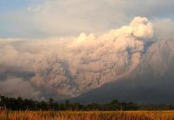 Endonezya'da Semeru Yanardağı'nda patlama meydana geldi