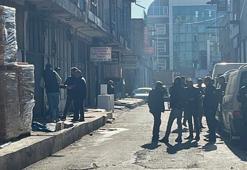 Tartıştığı babasını bıçaklayarak öldürdü; işletmenin çatısında yakalandı