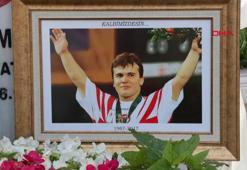 Naim Süleymanoğlu, vefatının 8’inci yıl dönümünde kabri başında anıldı