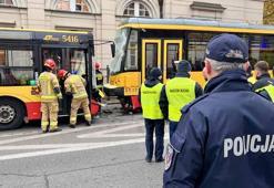 Varşova'da iki tramvay ile otobüs çarpıştı: 24 yaralı