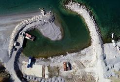 Van Gölü'ndeki balıkçı tekneleri, çekilme nedeniyle limana yanaşmakta zorlanıyor