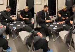 Metroda masa kurup oyun oynadılar