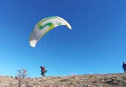 Ayrancı Tepesi, renkli paraşütlerle doldu; kaymakam uçuş yaptı