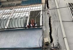 İzmir'de evlerinde çatlaklar oluşan mahalleli çözüm bekliyor