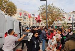 Kurtuluş gününde 'kek' izdihamı; çocuklar ezilme tehlikesi geçirdi