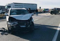 Kamyonet ile otomobil çarpıştı: 3'ü çocuk 7 yaralı