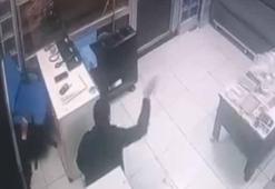 Ankara'da taksi şoförüyle tartışan yolcu 3 el ateş etti; duraktaki şoförlerin panik anları kamerada