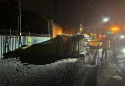 Eyüpsultan'da mıcır yüklü hafriyat kamyonu devrildi, şoför yaralandı