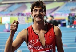 İzmirli Milli Atlet İsmail Nezir’den anlamlı madalya