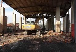 Kocaeli'de 7 kişinin öldüğü yanan kozmetik fabrikasında yıkım çalışması başlatıldı