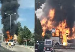 Seyir halindeki yolcu otobüsü alev alev yandı