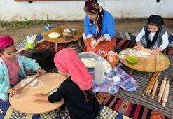 Minikler aileleriyle mutfağa girdi; mantı hamuru açıp, turşu kurdu