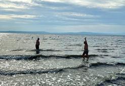 Erdek’te sıcak havayı fırsat bilenler denize girdi