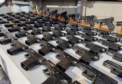 İstanbul'da motosikletli suç örgütüne düzenlenen operasyonda ele geçirilenler emniyette sergilendi