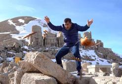 Türkücü Aydın Aydın, yapay zekaya karşı sazını parçaladı