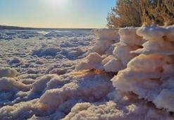 Tuz Gölü'nde suların çekilmesiyle oluşan tuz kütleleri ilgi odağı haline geldi