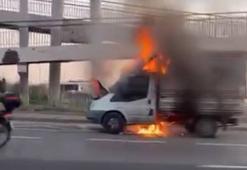 Büyükçekmece'de alev alev yanan kamyonet metal yığınına döndü