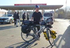 Bisikleti ile umre yolculuğuna çıkan emekli işçi, Cilvegözü'nden Suriye'ye geçti