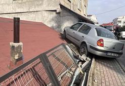 Park halindeki hafif ticari araca çarpan otomobil, evin çatısına çıktı