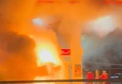 Çekmeköy'de otomobil akaryakıt istasyonuna daldı; 2 otomobil yandı