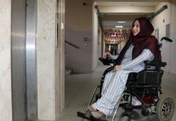 Yürüme engelli Zeynep öğretmen, asansörü 2 aydır arızalı okulda azmiyle ders veriyor