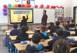 Osman öğretmen, depremzede çocuklara hem öğretmen hem rehber oldu