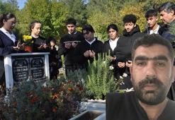 Depremde hayatını kaybeden öğretmen, mezarı başında anıldı