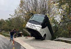 Yokuşta park edilen tur otobüsü, hareket edince şarampole düştü