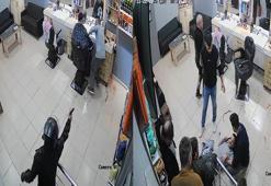 Dükkana giren motosikletli saldırganın berbere ateş ettiği anlar kamerada