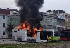 Yetkili servise bırakılan park halindeki 3 otobüs alev alev yandı