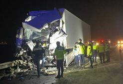 TIR, emniyet şeridinde park halindeki otobüse çarptı: 14 yaralı
